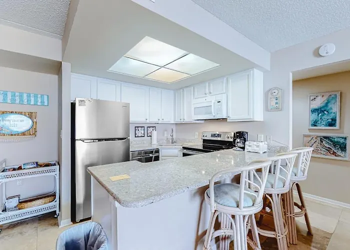 Holiday home Convenient & Affordable With Balcony Ocean Views Pools & Gym