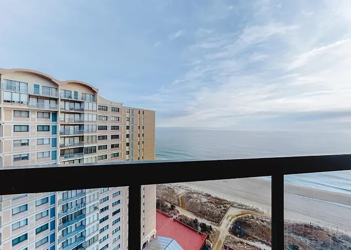 Holiday home Convenient & Affordable With Balcony Ocean Views Pools & Gym
