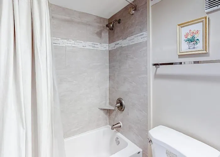 Convenient & Affordable With Balcony Ocean Views Pools & Gym * Ocean City